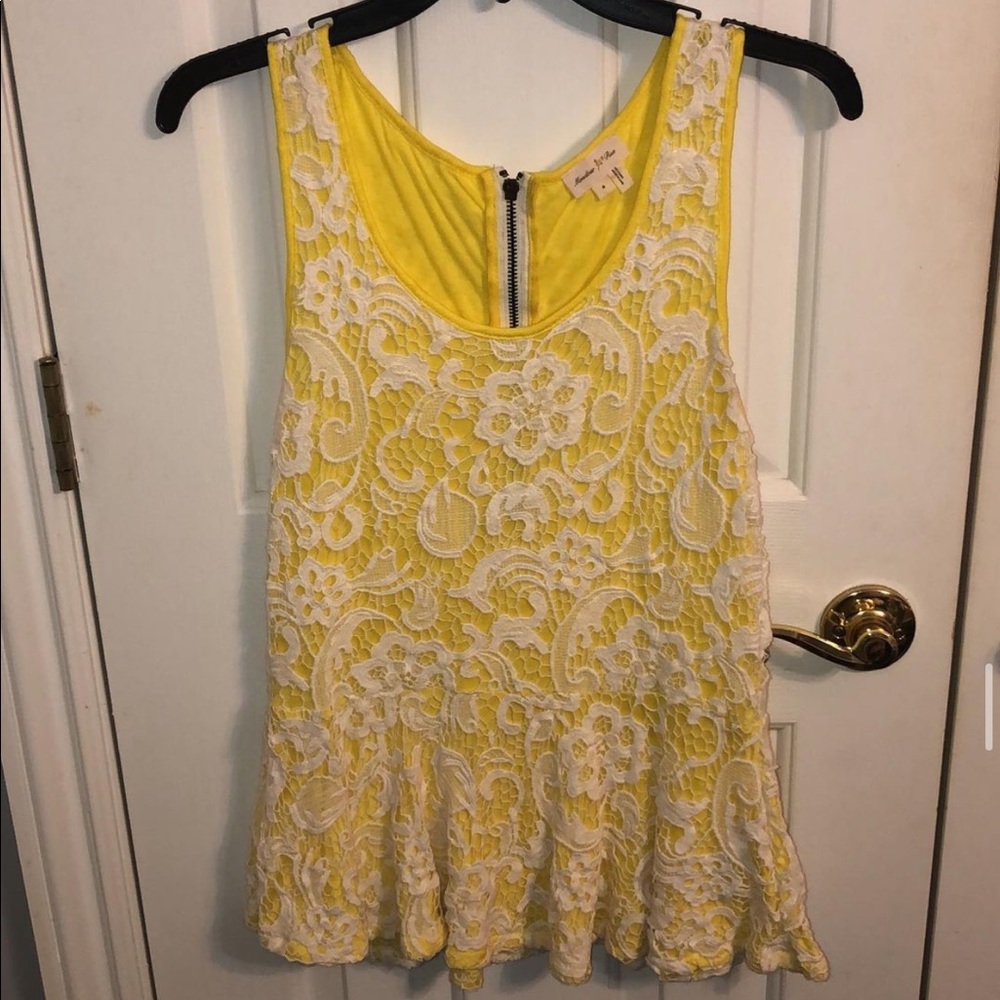 ✨PRICE DROP✨ Cute yellow and white Shirt